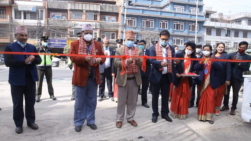 जीर्ण र अग्लो पर्खाल भत्काएर पारदर्शी वार