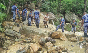 बाग्लुङ्गमा अवरुद्ध सडक खुलाइदै