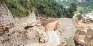 बीपी राजमार्गको सुख्खा पहिरो पन्छ्याइयो, रातिको समयमा गाडी नचलाउन सडक कार्यालयको अपिल 