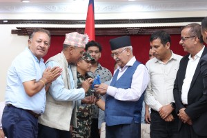 पुरानै मापदण्डका आधारमा क्रसर नवीकरण गराउन प्रधानमन्त्रीलाई ज्ञापन