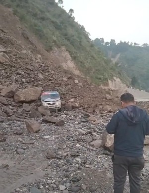 बीपी राजमार्गमा सुख्खा पहिरो, सवारी साधनमा क्षति, यात्रा नगर्न आग्रह 