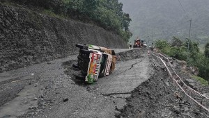 नारायणगढ-मुग्लिङ्ग सडकको ९ किलोमा सडक भाँसियो