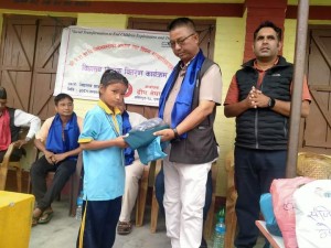 दीप नेपालद्वारा ठोरीका ३४ जना विद्यार्थीलाई विद्यालय पोशाक वितरण 