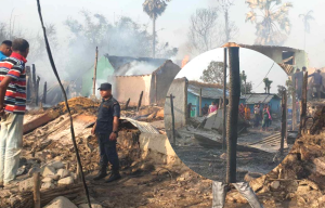 सन्थाल समुदायको बाक्लो बस्ती रहेको टोलमा आगलागी हुँदा २२ घर जले