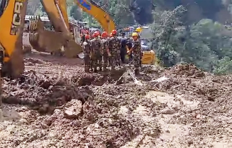 झ्याप्ले खोलामा अवरुद्ध सडक सुचारु