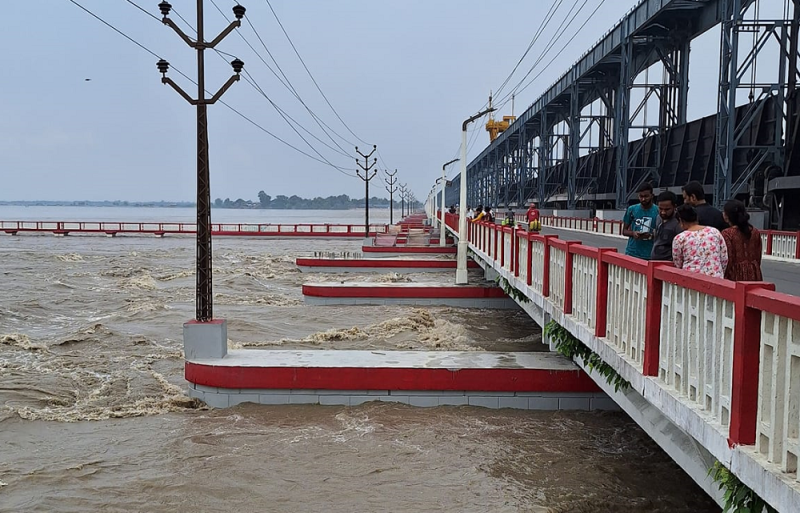 सप्तकोशीको बहाव बढ्यो, कोशी ब्यारेजका सबै ५६ ढोका खोलियो