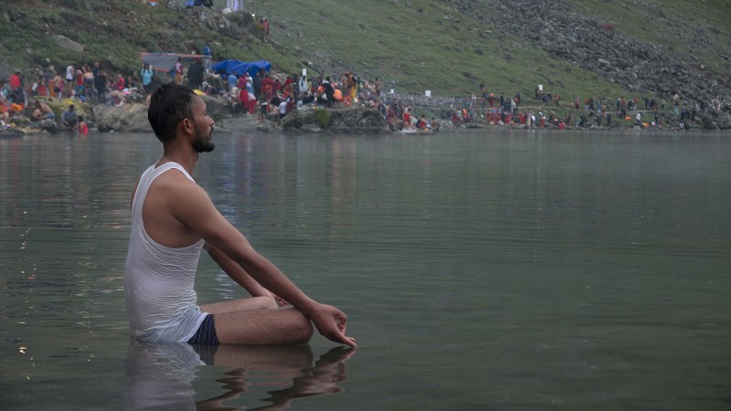 गोसाइकुण्ड मेला भर्नेको संख्या आधाले घट्यो, खानबस्न चर्को शुल्क लिएको गुनासो